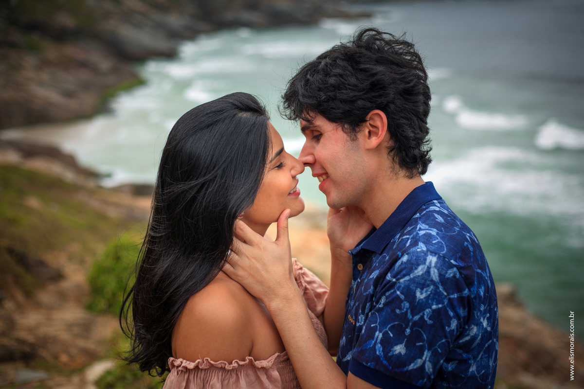 ensaio fotográfico de casal na Praia Brava em Arraial do Cabo - RJ