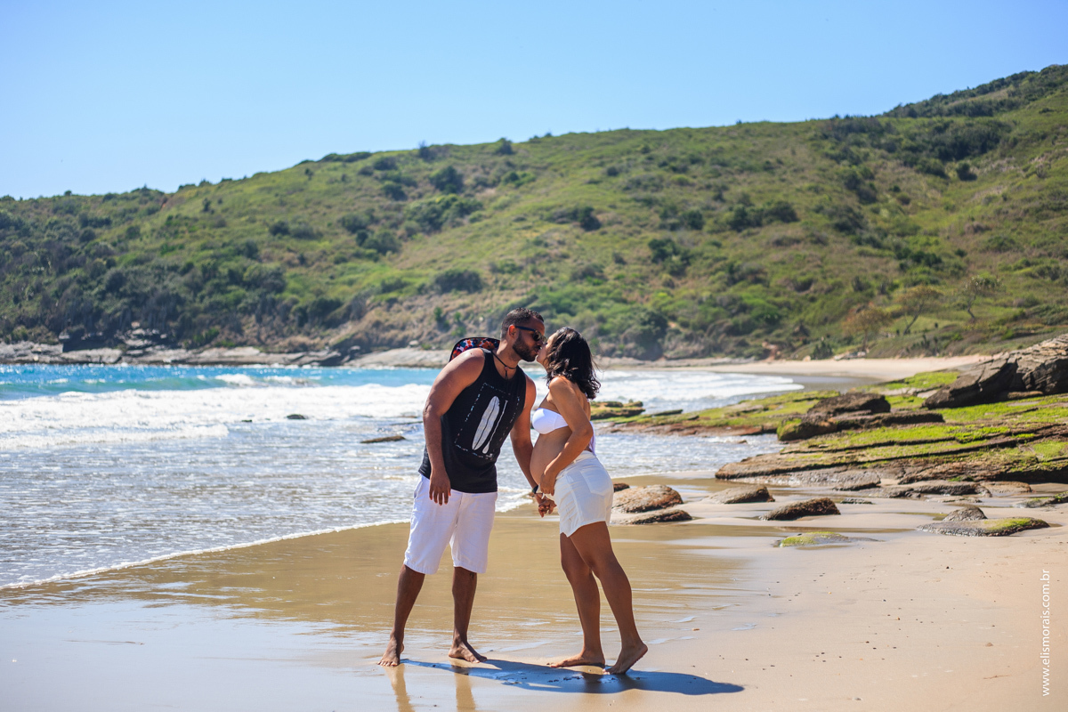 ensaio fotográfico gestante na praia Brava em Búzios - RJ