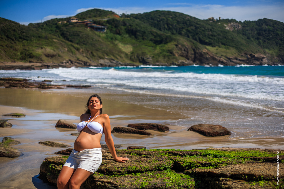 ensaio fotográfico gestante na praia Brava em Búzios - RJ