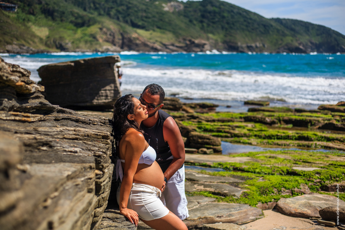 ensaio fotográfico gestante na praia Brava em Búzios - RJ