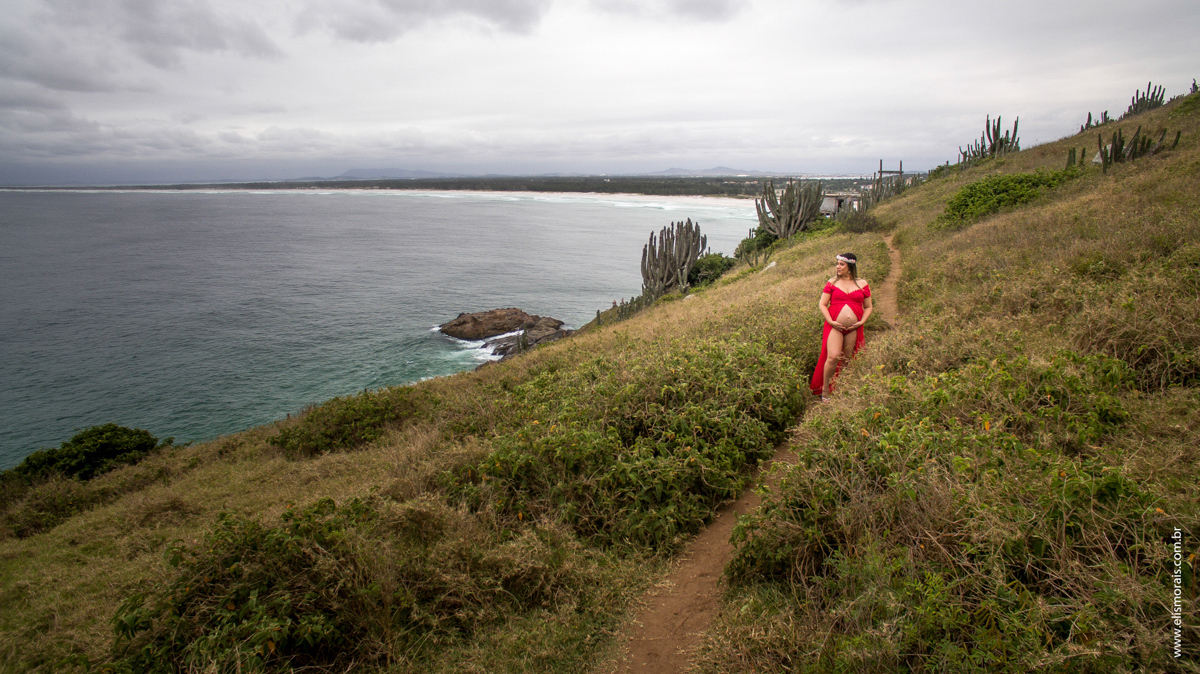 Foto com drone no mirante da Praia Grande do ensaio fotográfico gestante em Arraial do cabo - RJ