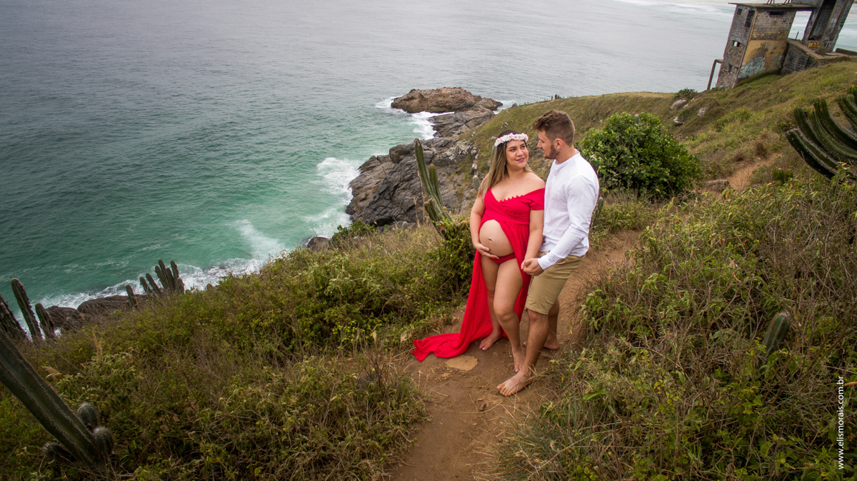 Foto com drone do ensaio fotográfico gestante em Arraial do cabo - RJ
