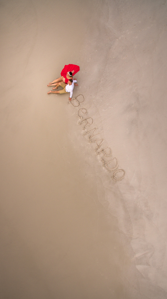 Foto com drone no mirante da Praia Grande do ensaio fotográfico gestante em Arraial do cabo - RJ