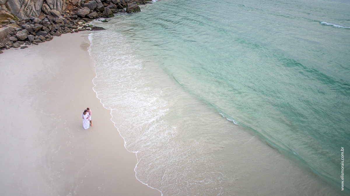 Foto com drone na Praia Grande do ensaio fotográfico gestante em Arraial do cabo - RJ