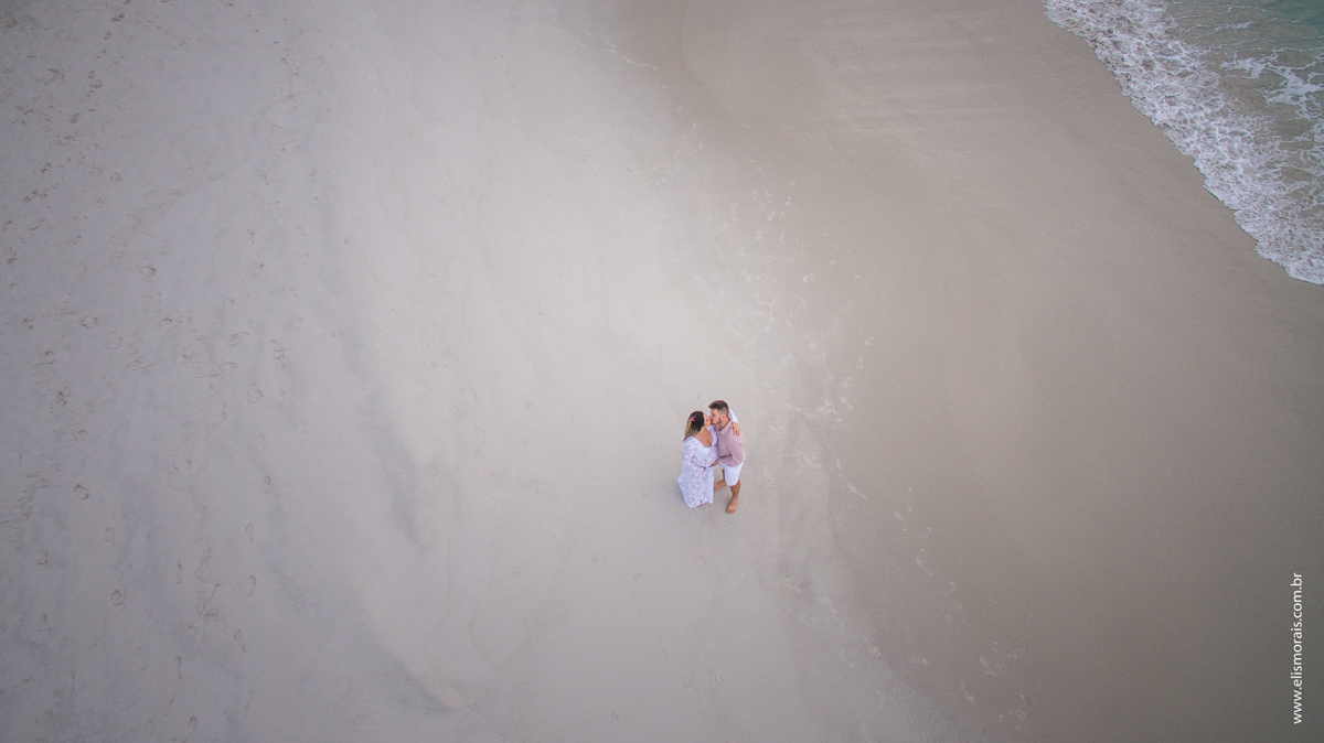 Foto com drone na Praia Grande do ensaio fotográfico gestante em Arraial do cabo - RJ