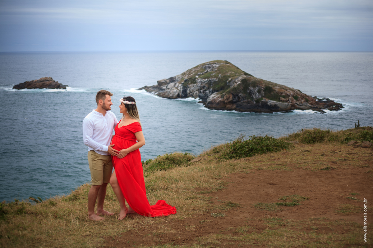 Foto no mirante da Praia Grande do ensaio fotográfico gestante vestindo vermelho em Arraial do cabo - RJ
