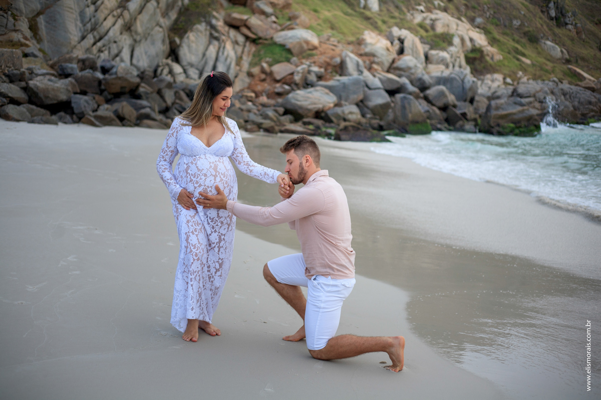 Praia Grande do ensaio fotográfico gestante vestindo branco em Arraial do cabo - RJ