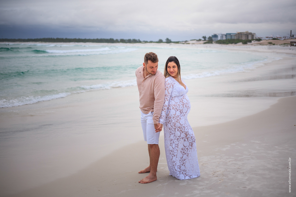 Praia Grande do ensaio fotográfico gestante vestindo branco em Arraial do cabo - RJ