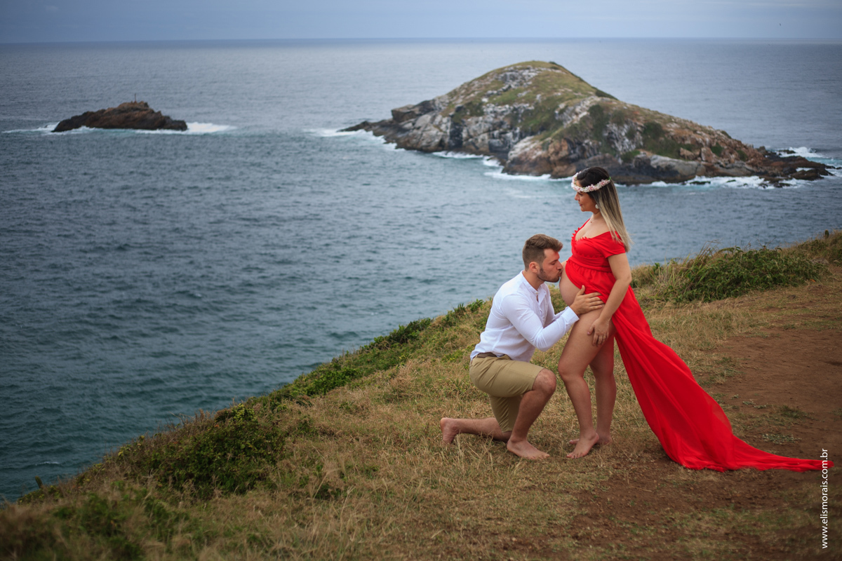 Foto no mirante da Praia Grande do ensaio fotográfico gestante vestindo vermelho em Arraial do cabo - RJ