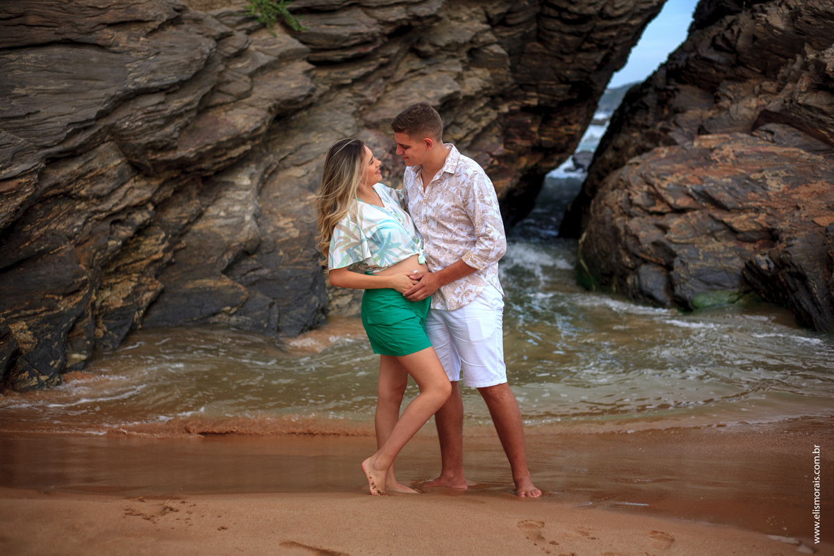 Ensaio Fotográfico Gestante na  Pedra Rachada na Praia de Tucuns em Búzios - RJ