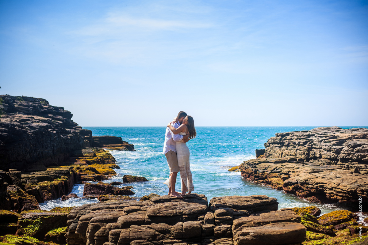 ensaio fotográfico de casal pré-wedding  na Praia da Foca em Búzios