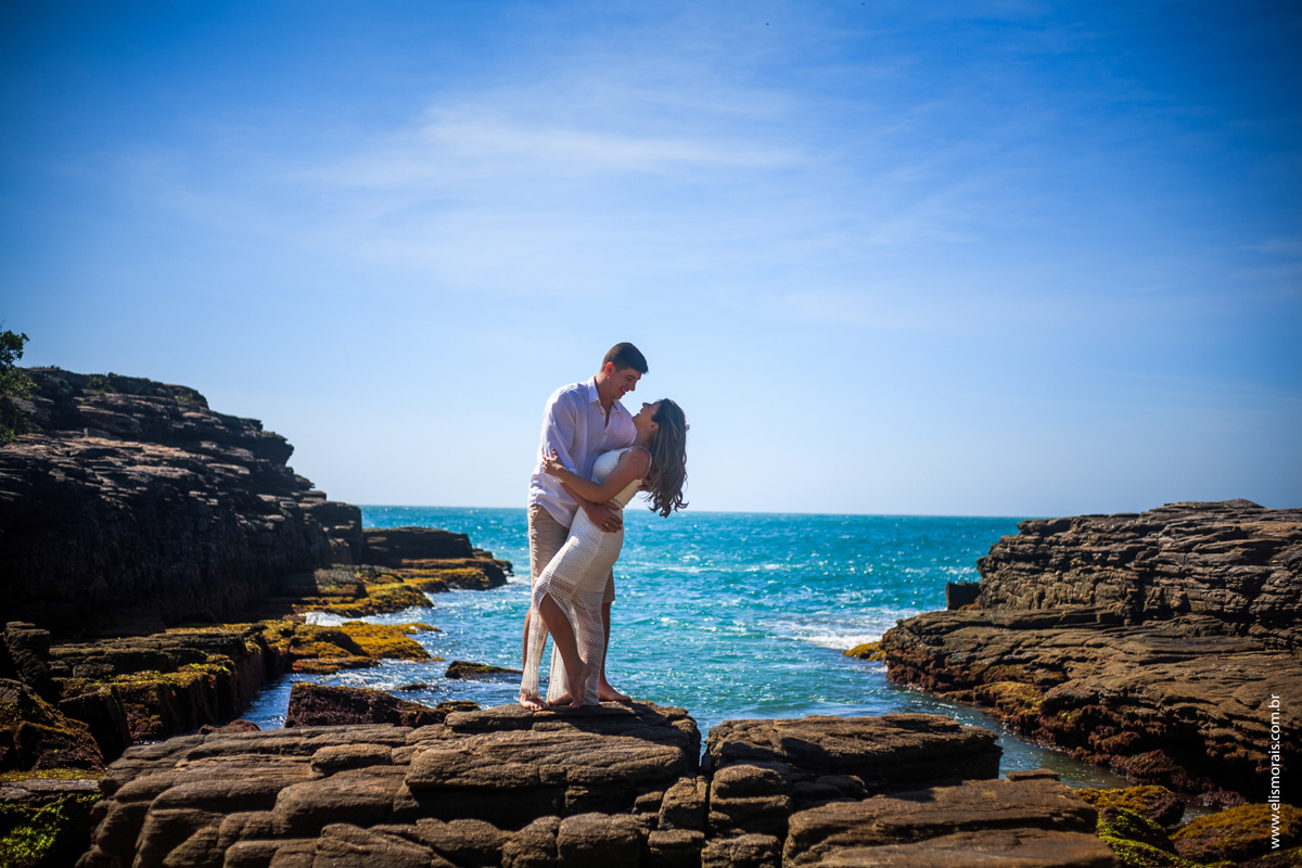 ensaio fotográfico de casal pré-wedding  na Praia da Foca em Búzios