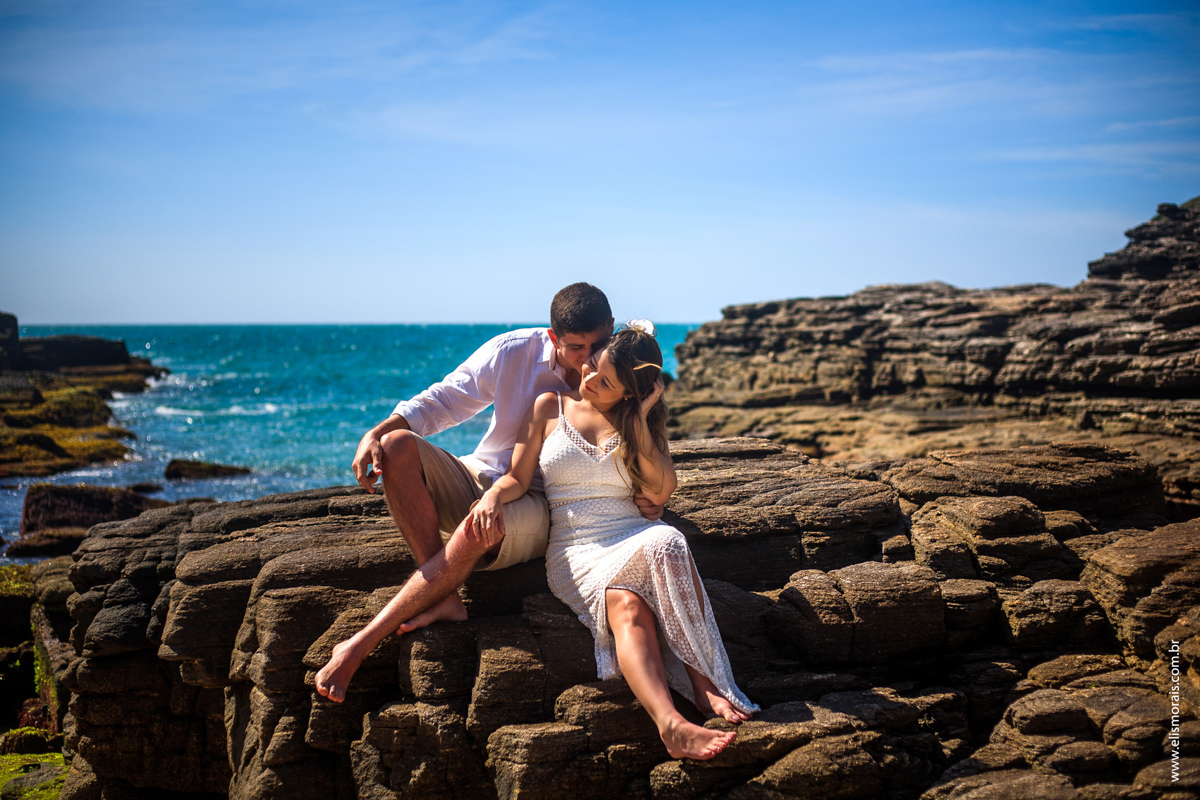 ensaio fotográfico de casal pré-wedding  na Praia da Foca em Búzios