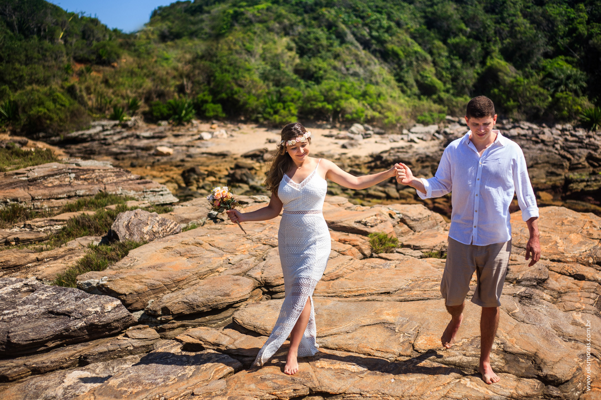 ensaio fotográfico de casal pré-wedding  na Praia da Foca em Búzios