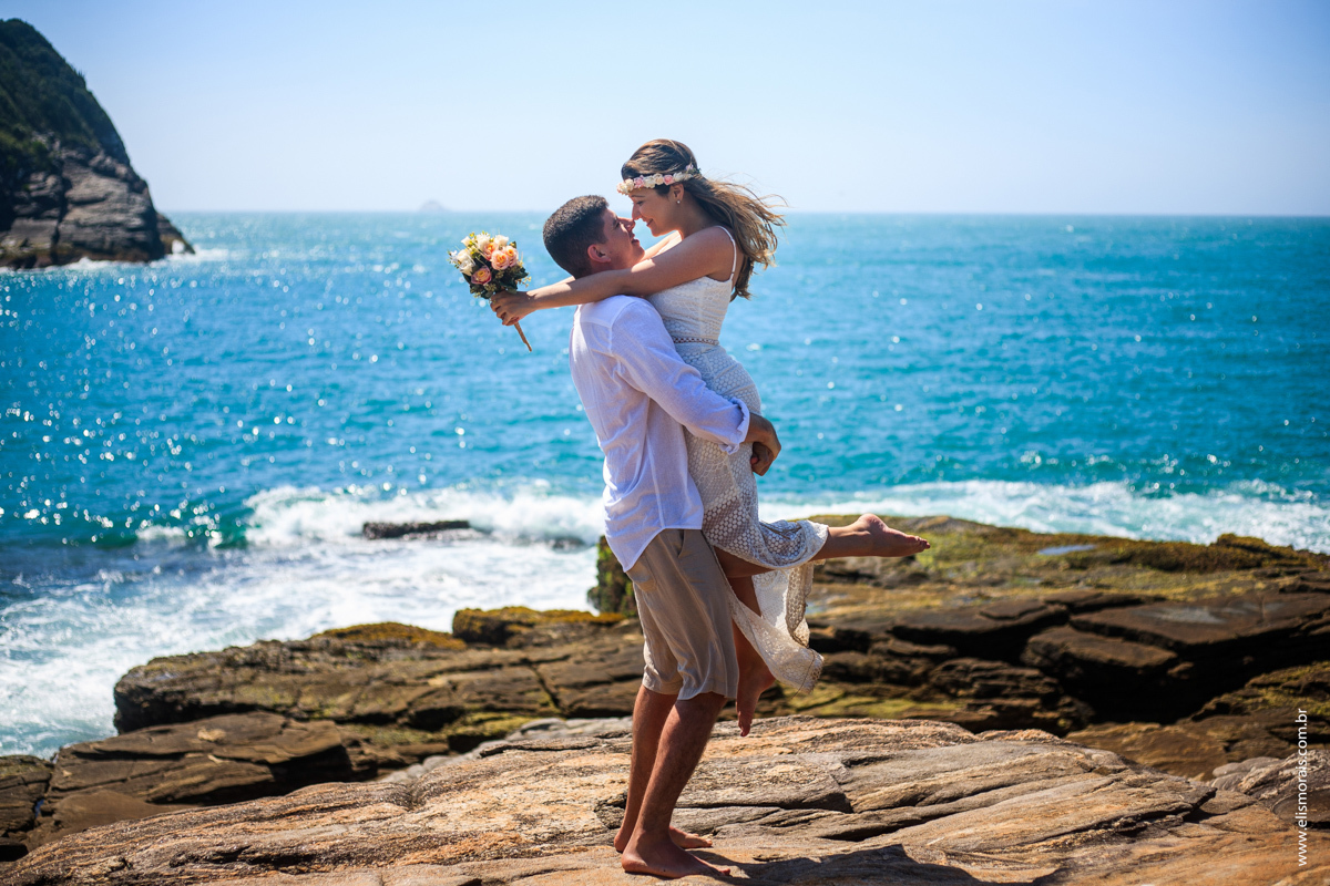 ensaio fotográfico de casal pré-wedding  na Praia da Foca em Búzios