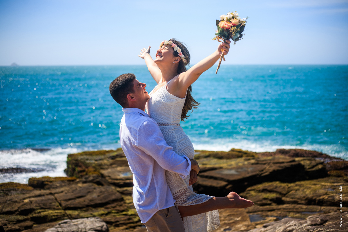 ensaio fotográfico de casal pré-wedding  na Praia da Foca em Búzios