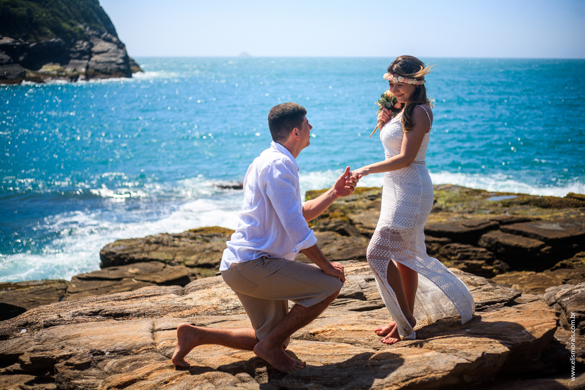 ensaio fotográfico de casal pré-wedding  na Praia da Foca em Búzios