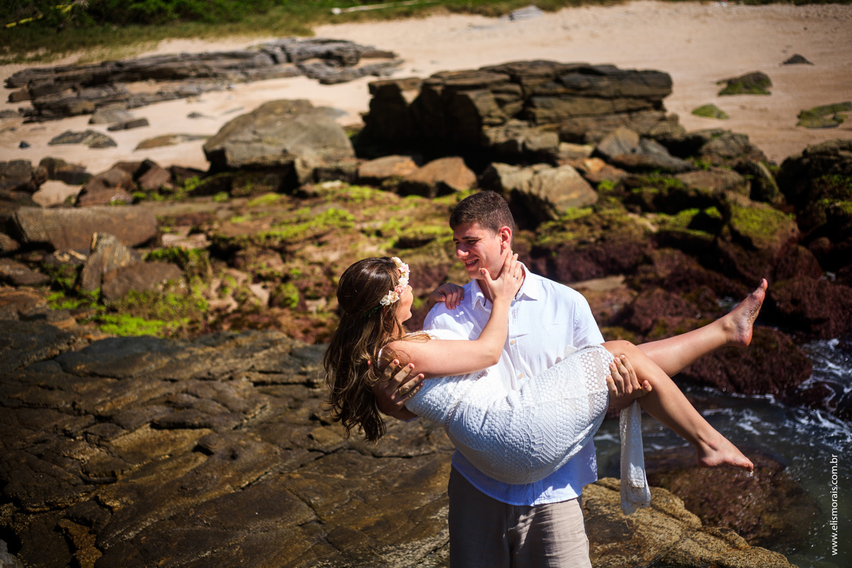 ensaio fotográfico de casal pré-wedding  na Praia da Foca em Búzios