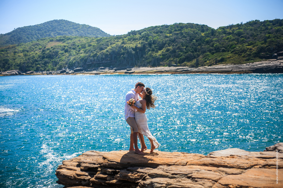 ensaio fotográfico de casal pré-wedding  na Praia da Foca em Búzios