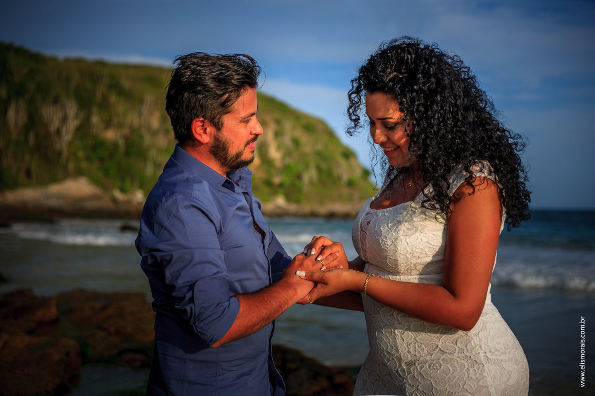 ensaio fotográfico de casal na Praia das Conchas em Cabo Frio - RJ