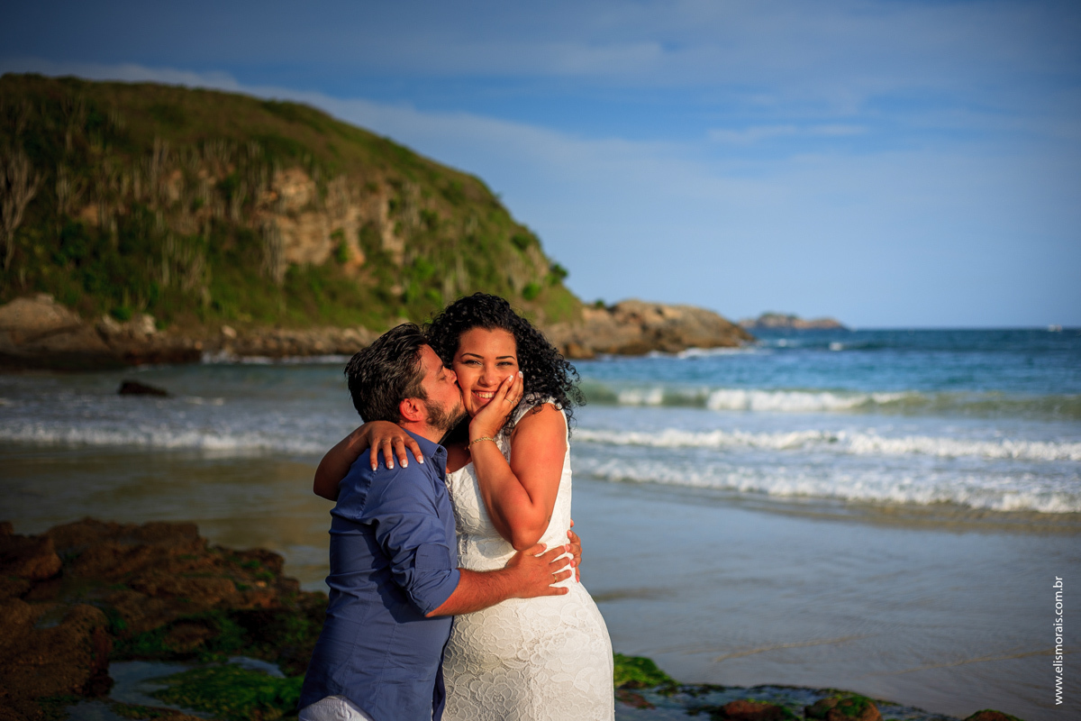 ensaio fotográfico de casal na Praia das Conchas em Cabo Frio - RJ