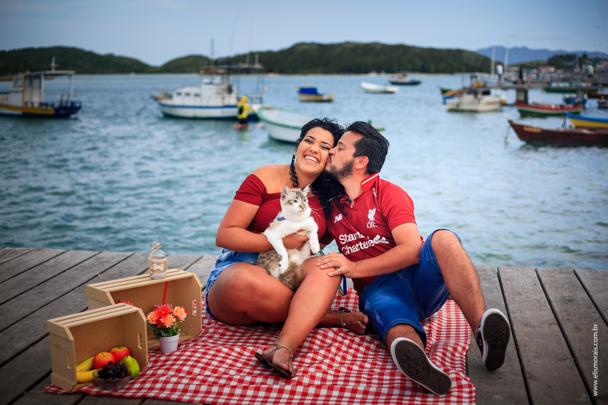 ensaio fotográfico de casal com gatinho em Cabo Frio - RJ
