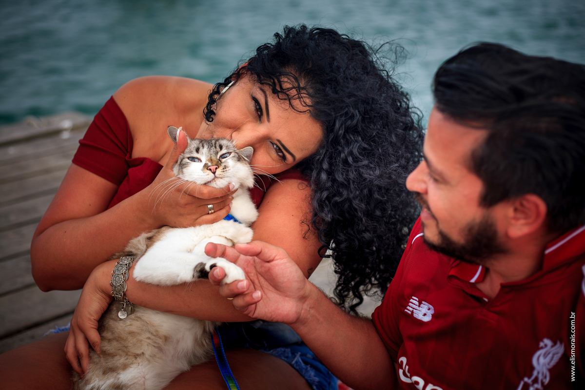 ensaio fotográfico de casal com gatinho em Cabo Frio - RJ