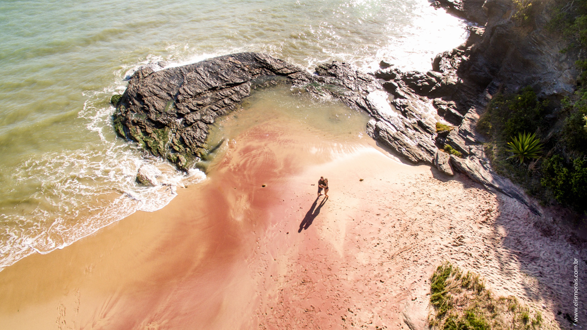 foto com drone feita do ensaio fotográfico gestante na Praia do Forno em Búzios - RJ