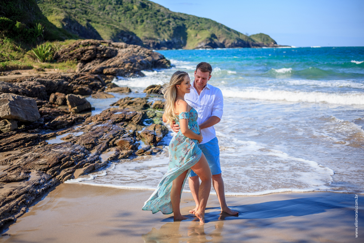 ensaio fotográfico gestante na Praia Brava em Búzios - RJ