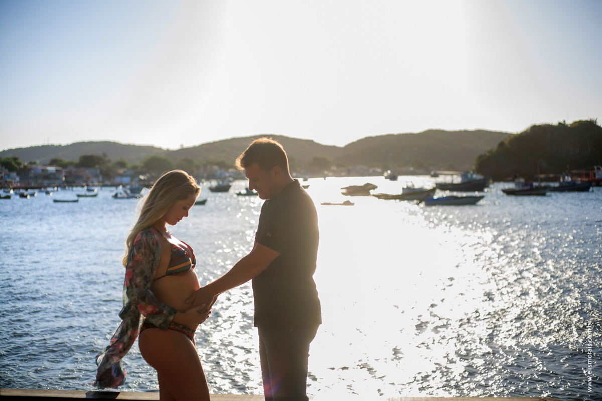 ensaio fotográfico gestante na Orla Bardot Praia da Armação em Búzios - RJ
