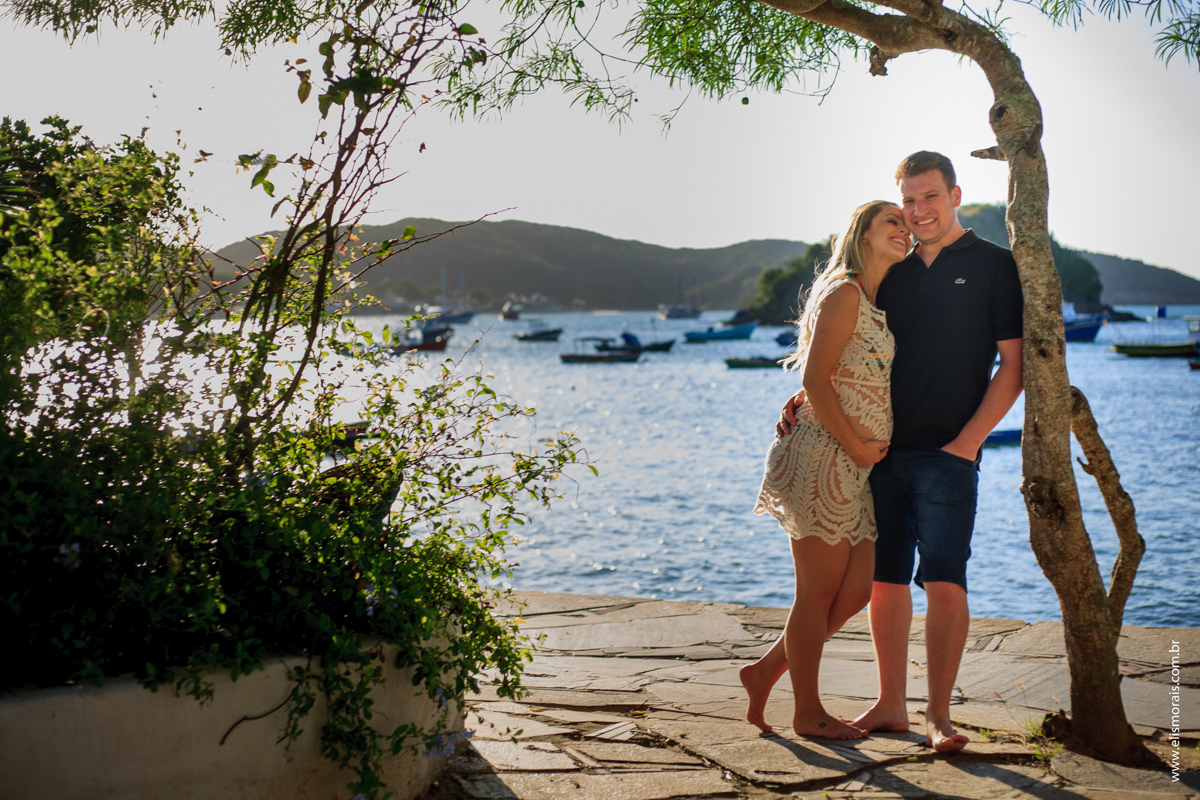 ensaio fotográfico gestante na Orla Bardot Praia da Armação em Búzios - RJ