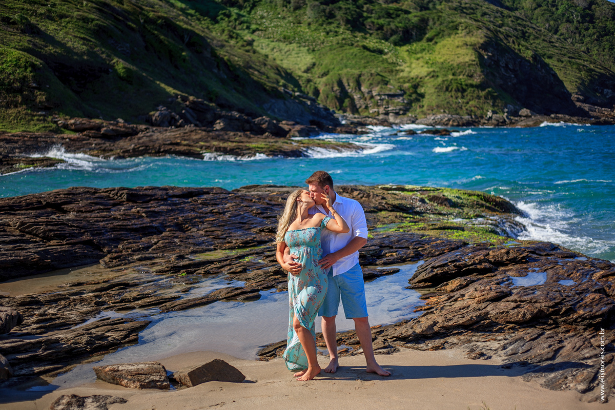 ensaio fotográfico gestante na Praia Brava em Búzios - RJ