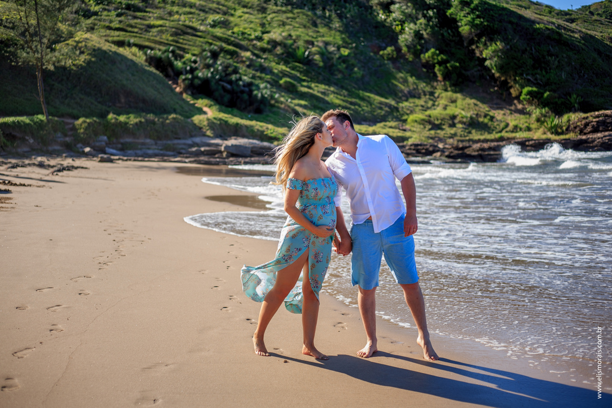 ensaio fotográfico gestante na Praia Brava em Búzios - RJ