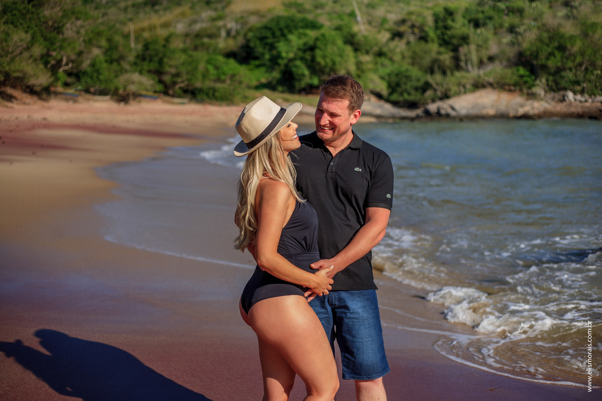 ensaio fotográfico gestante na Praia Brava em Búzios - RJ