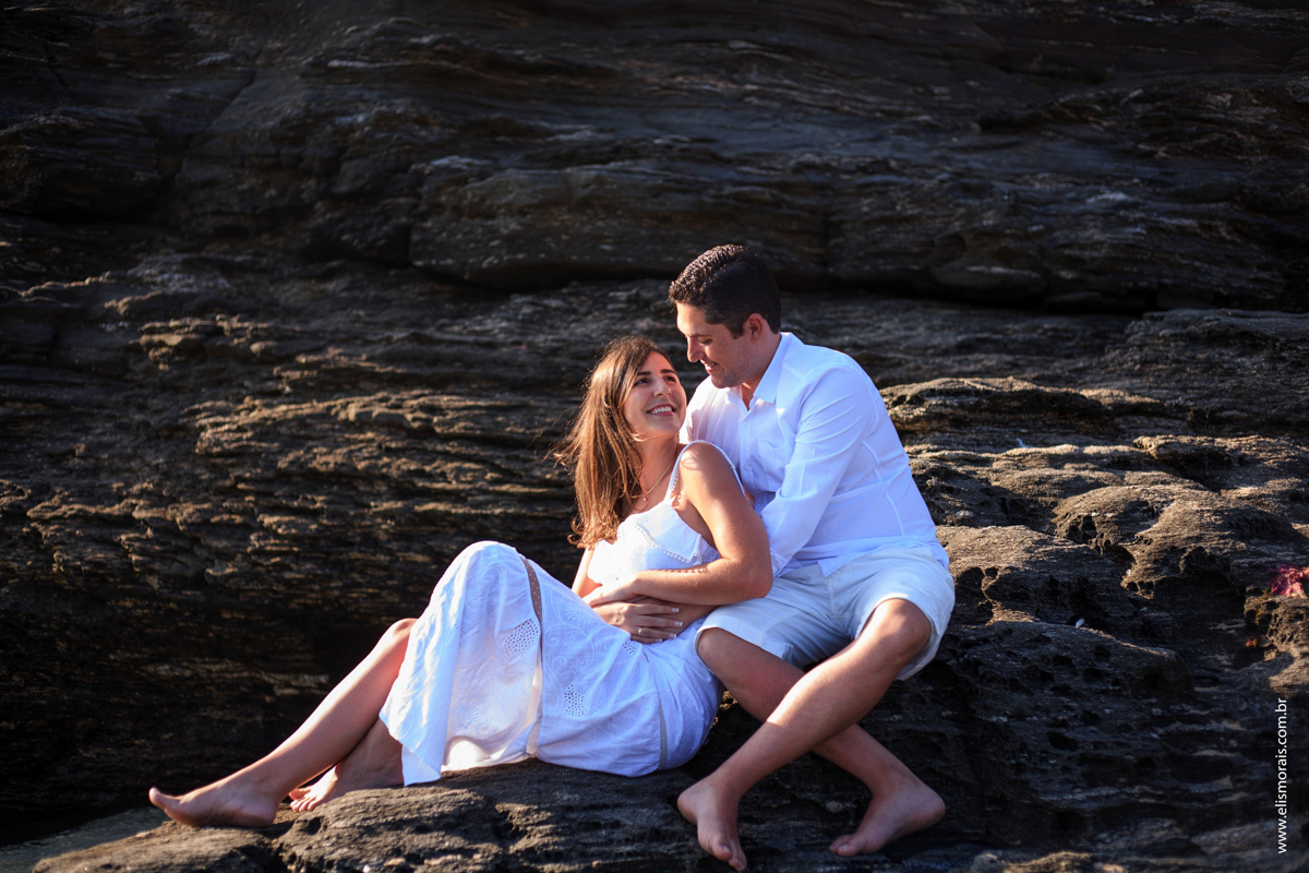 ensaio fotográfico de casal pré wedding na Praia do Forno em Búzios - RJ