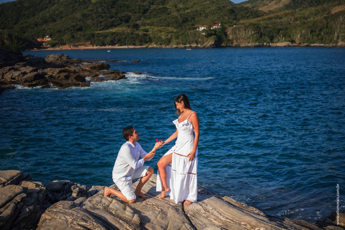ensaio fotográfico de casal pré wedding na Praia da Foca em Búzios - RJ