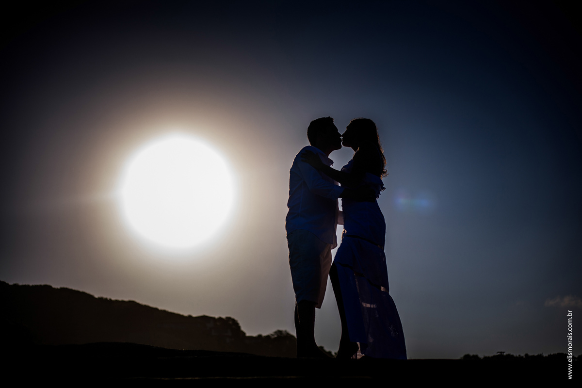 ensaio fotográfico de casal pré wedding na Praia da Foca em Búzios - RJ