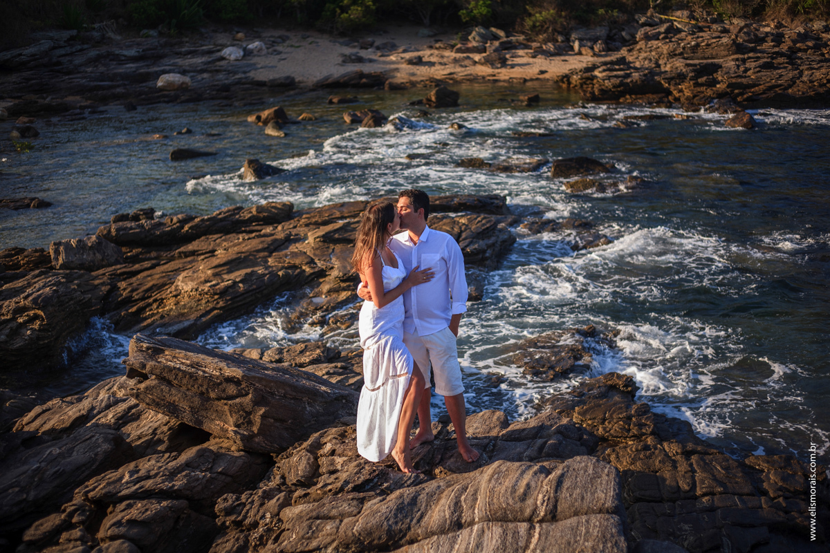 ensaio fotográfico de casal pré wedding na Praia da Foca em Búzios - RJ