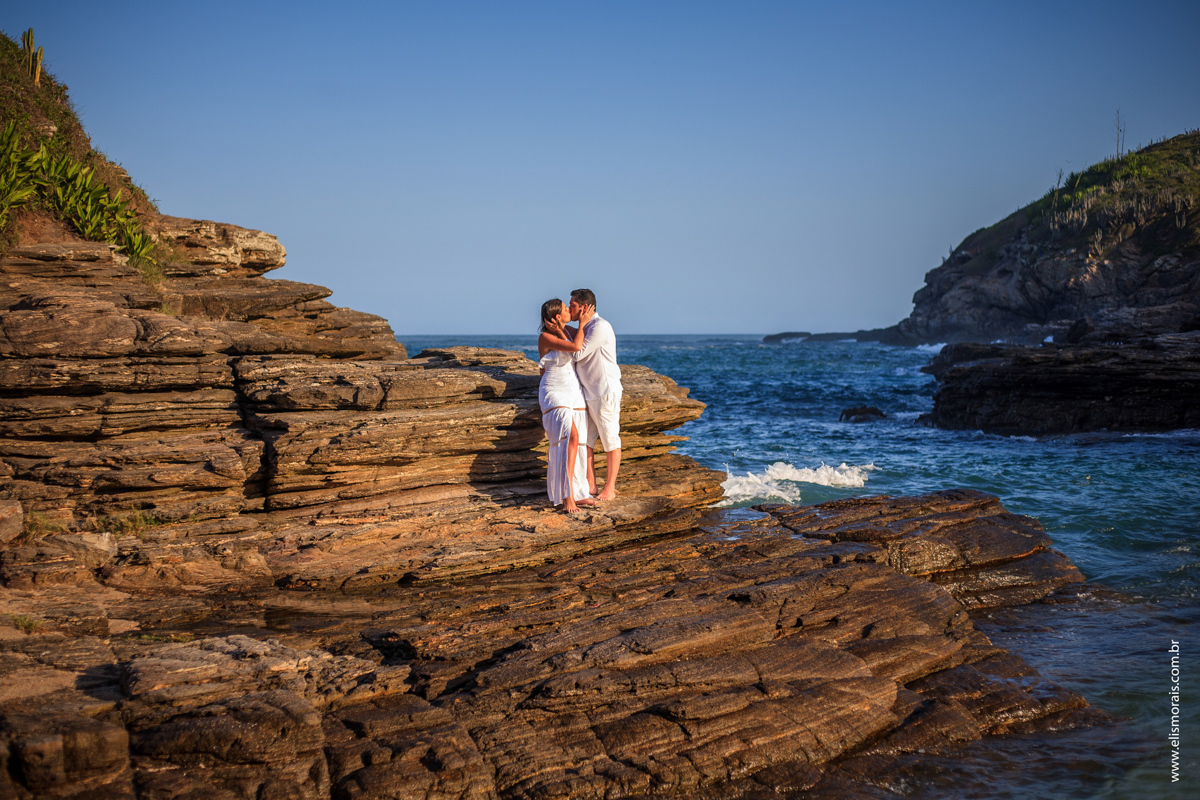 ensaio fotográfico de casal pré wedding na Praia da Foca em Búzios - RJ