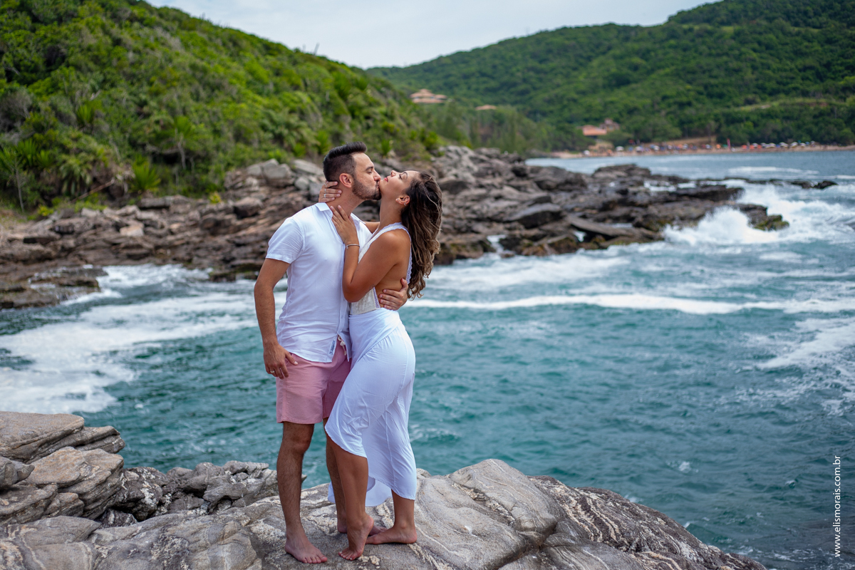 ensaio fotográfico de casal na praia Brava em Búzios