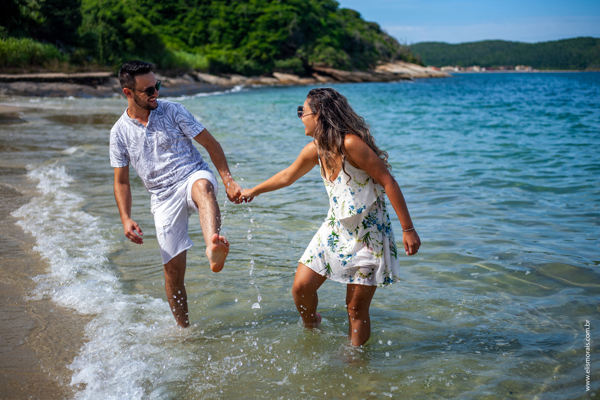 ensaio fotográfico de casal na praia azedinha em Búzios