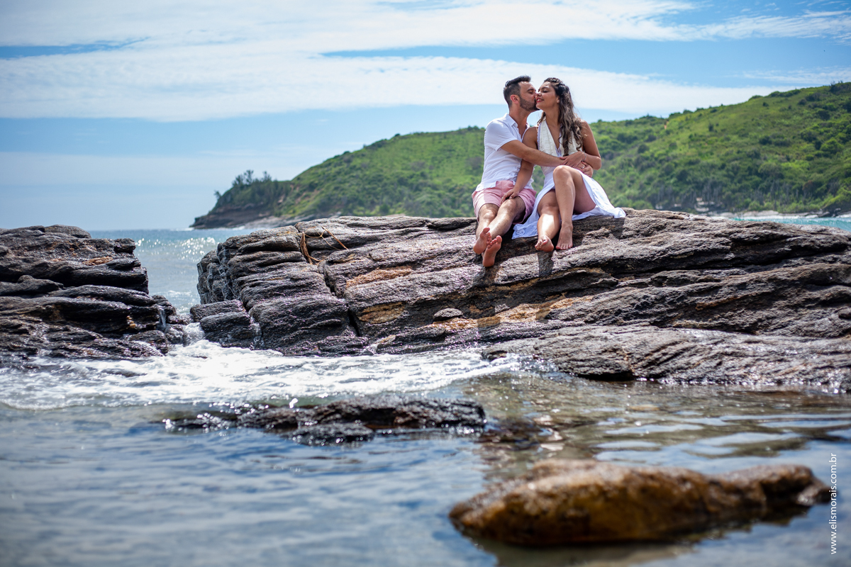 ensaio fotográfico de casal na praia Brava em Búzios
