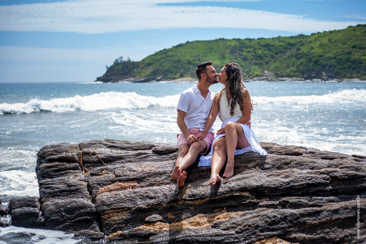ensaio fotográfico de casal na praia Brava em Búzios