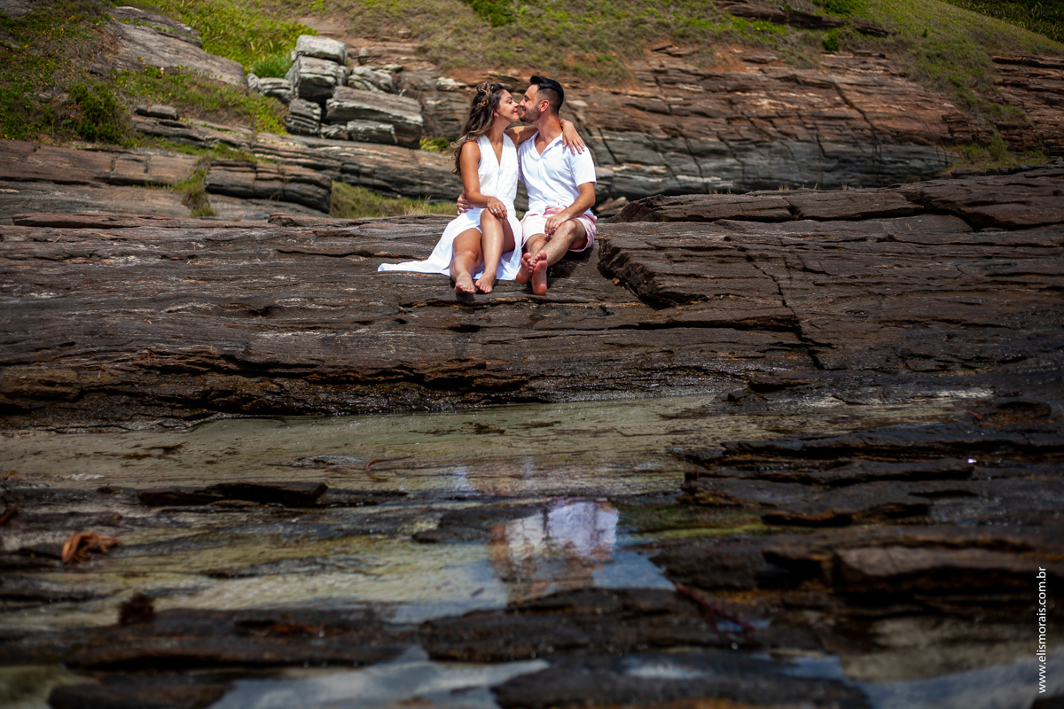 ensaio fotográfico de casal na praia Brava em Búzios