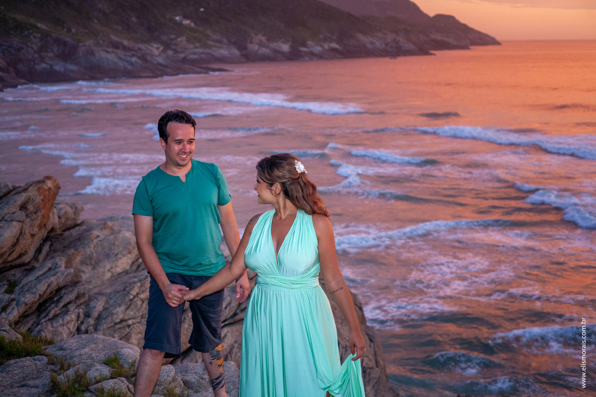 ensaio fotográfico de casal pré wedding na Praia Brava em Arraial do Cabo RJ
