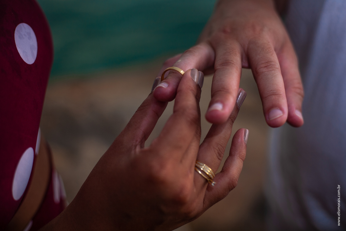 ensaio fotográfico de casal pré wedding na Praia Brava em Arraial do Cabo RJ