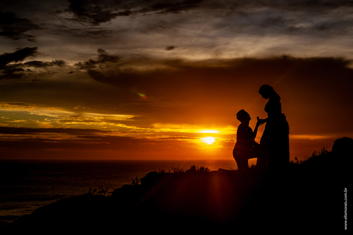 ensaio fotográfico de casal pré wedding na Praia Brava em Arraial do Cabo RJ