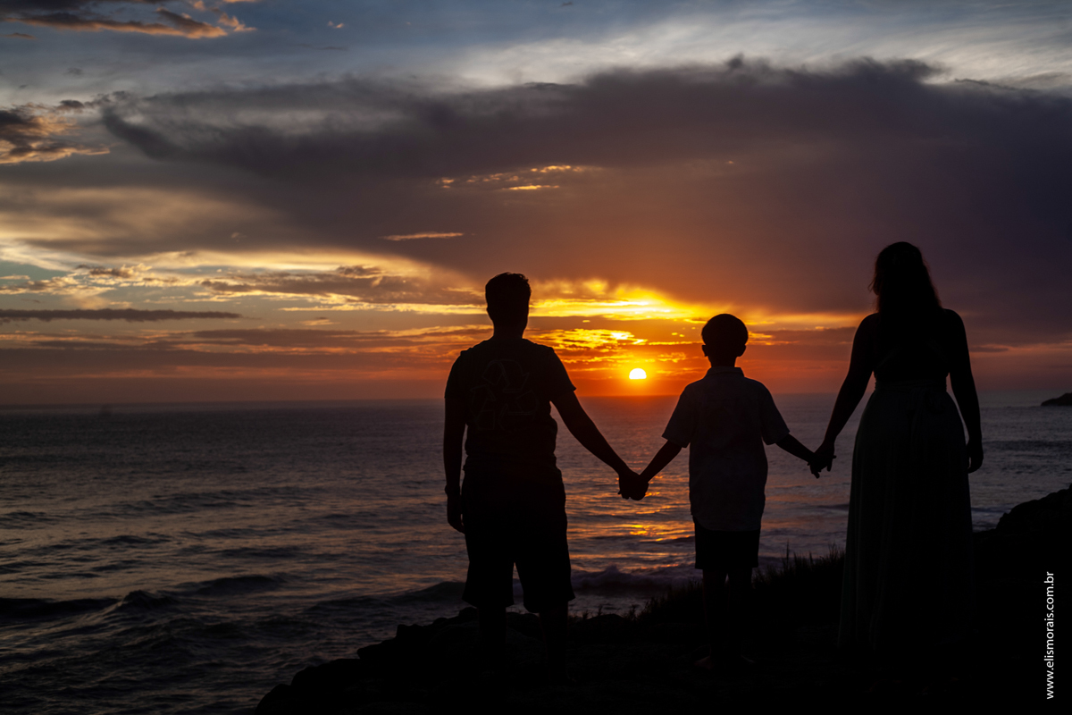 ensaio fotográfico de casal pré wedding na Praia Brava em Arraial do Cabo RJ