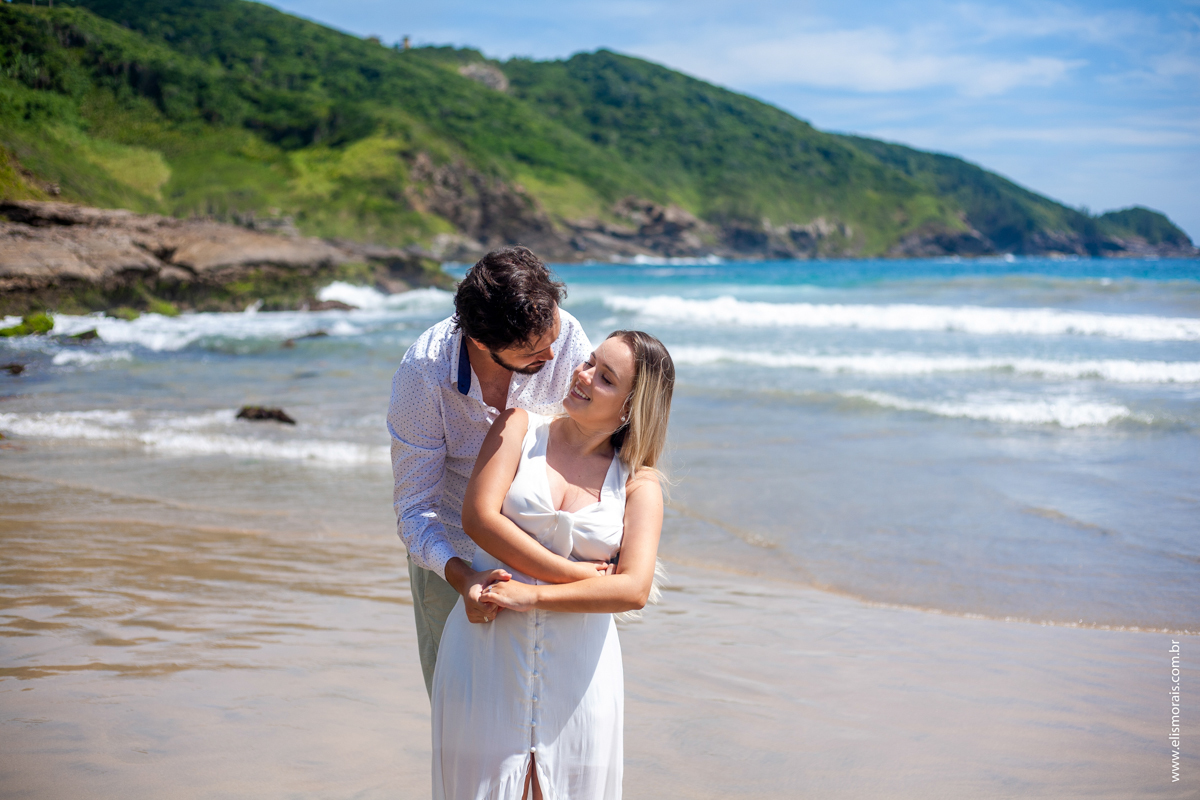 ensaio fotográfico de casal pré wedding na Praia Brava em Búzios - RJ
