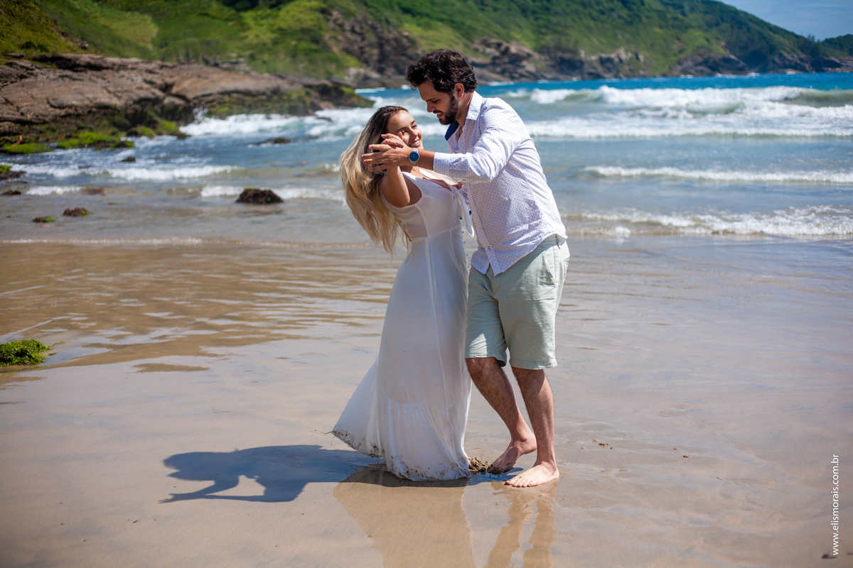 ensaio fotográfico de casal pré wedding na Praia Brava em Búzios - RJ